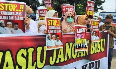 Emak-Emak Militan unjuk rasa di depan kantor Badan Pengawas Pemilu (Bawaslu) Sumatera Selatan. (FOTO: DOk. CNN Indonesia)