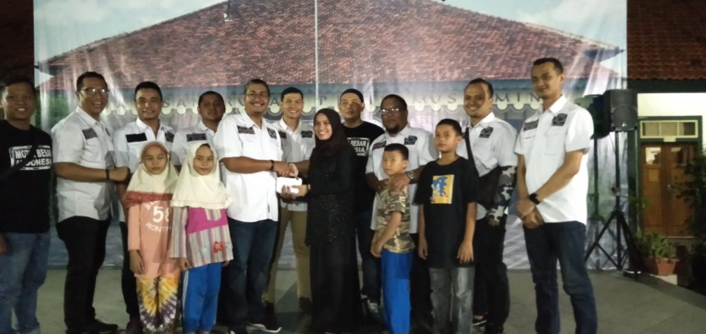 Proses serah terima bantuan oleh Ketua MBI DKI Jakarta kepada perwakilan Yayasan Panti Asuhan Muslimin. (Foto: Romandhon/NUSANTARANEWS.CO) 
