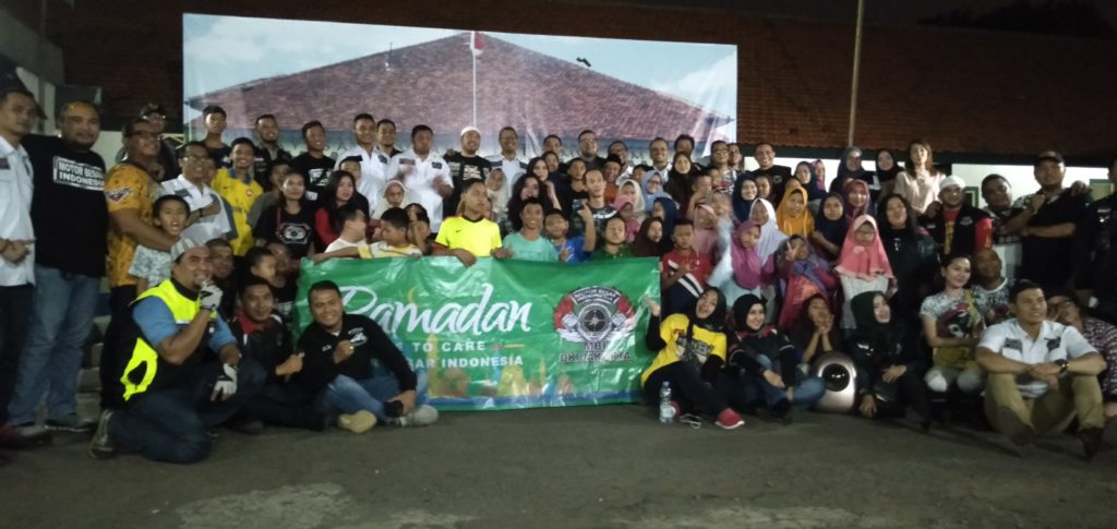 Keluarga Komunitas Motor Besar Indonesia Berfoto Bersama dengan Para Anak Yatim Piatu. (Foto: Romandhon/NUSANTARANEWS.CO)