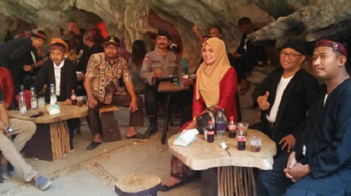 Bupati Sumenep Abuya Busyro Karim dan Wakil Bupati Ahmad Fauzi Saat Berkunjung ke Gua Soekarno. (Foto: Mahdi/NUSANTARANEWS.CO)