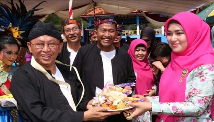 Bupati dan wakil Bupati Sumenep bersama istri saat memberikan membuka festival ketupat tahun lalu. (FOTO: NUSANTARANEWS.CO/Kahfi)
