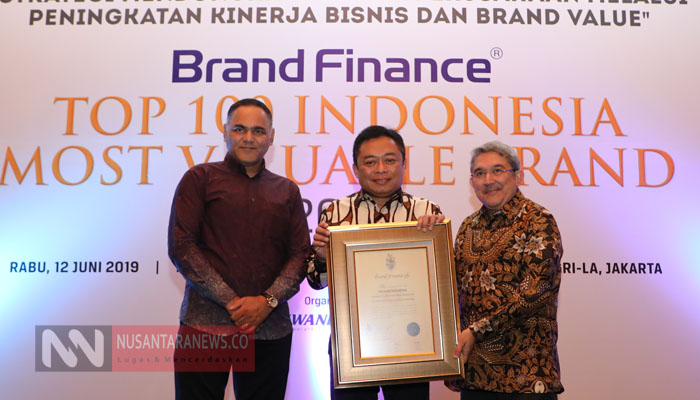 Direktur Utama Telkom Ririek Adriansyah (tengah) menerima penghargaan Telkom Indonesia sebagai Indonesia's Most Valuable Brand 2019. (Foto untuk NUSANTARANEWS.CO).