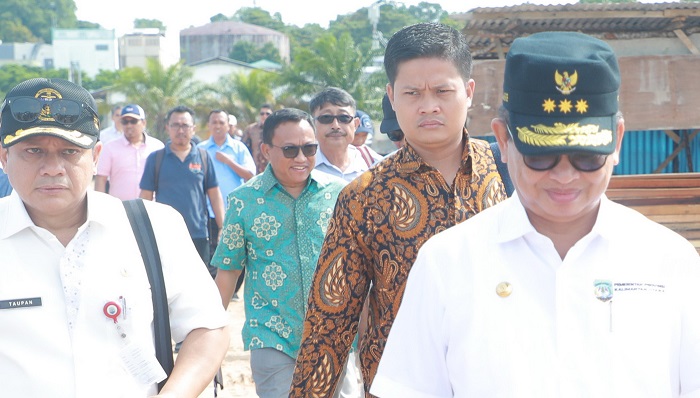 Gubernur Kaltara Dr H Irianto Lambrie saat meninjau progres pengembangan Pelabuhan Tengkayu I Kota Tarakan, belum lama ini. (FOTO: NUSANTARANEWS.CO/Istimewa)