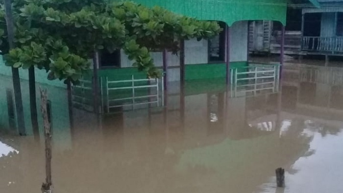 Kondisi wilayah pemukiman di Sembakung, Nunukan, Kalimantan Utara yang tergenang air akibat banjir kiriman dari Sabah-Malaysia. (FOTO: NUSANTARANEWS.CO/Eddy Santry)