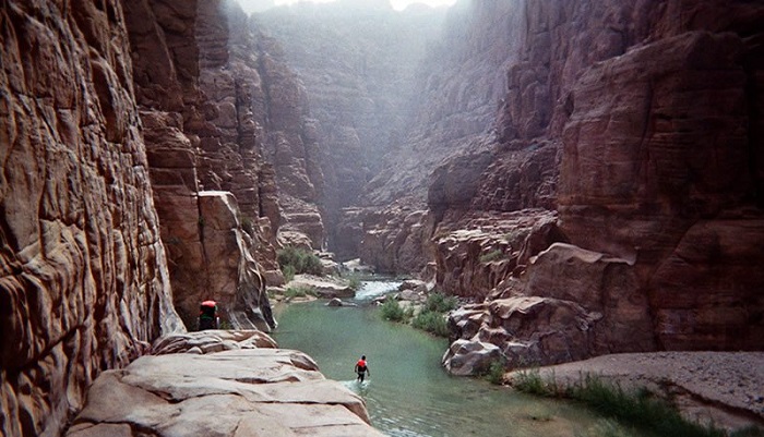 Pesona Sungai Wadi Mujib di Yordania Yang Layak Disambangi. (Foto by jitours.com)