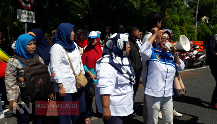 Tolak PPDB Sistem Zonasi, Para Wali Murid di Surabaya Menngelar Gelar Aksi Protes Sebagai Bentuk Keprihatinan. (Foto: Tri Wahyudi/NUSANTARANEWS.CO)