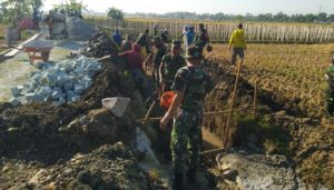 Bangun Talud Jalan, Prajurit TNI manunggal Bersama Masyarakat Ponorogo