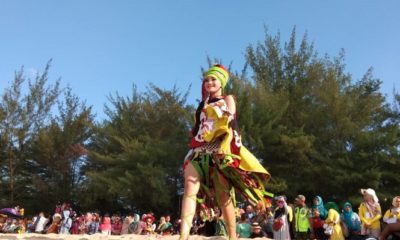 Festival Batik On The Sea 2019 di Pantai Slopeng. (FOTO: NUSANTARANEWS.CO/Mahdi)