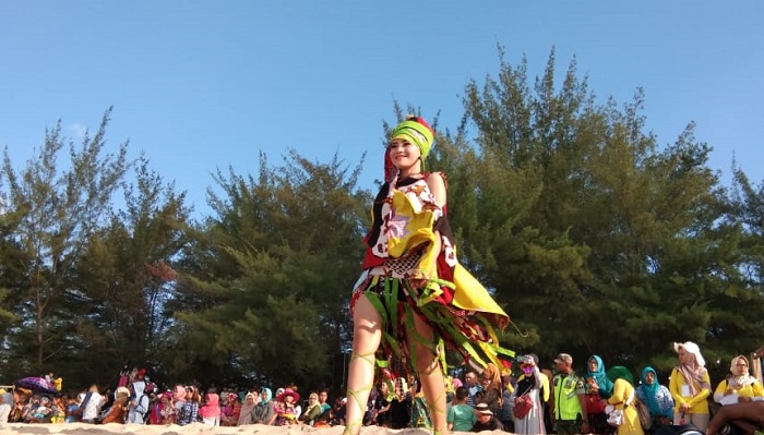 Festival Batik On The Sea 2019 di Pantai Slopeng. (FOTO: NUSANTARANEWS.CO/Mahdi)