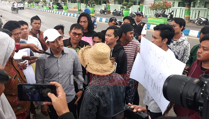 Ketua DPRD Sumenep Janji Perjuangkan Tuntutan Petani Garam, nusantaranewsco