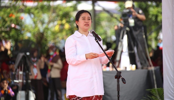 Menko PMK Puan Maharani menyampaikan sambutan di Hari Keluarga Nasional 2019 di Banjarbaru. (FOTO: Dok. Kemenko PMK)