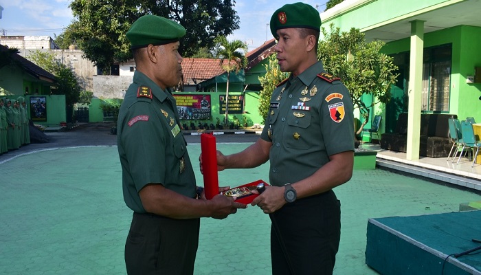 Mayor Chb Jari Sumarto, salah satu perwira terbaik melepaskan jabatan Danramil Simokerto lantaran memasuki masa purna pensiun atau MPP. (Foto: Istimewa)