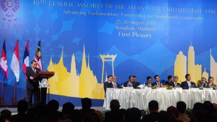 Wakil Ketua DPR Fadli Zon saat menyampaikan pidatonya sebagai Ketua Delegasi Parlemen Indonesia dalam agenda '40th General Assembly of ASEAN Inter Parliamentary Assembly (AIPA)' yang digelar di Bangkok, Thailand, pada Senin (26/8/2019). (FOTO: Tribunnews)