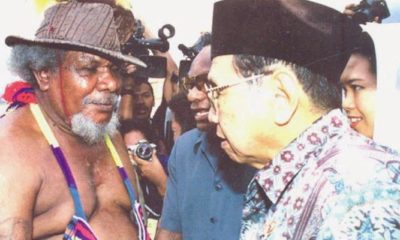 Gus Dur saat bersama Theys Hiyo Eluay mantan ketua Presidium Dewan Papua (Foto Brilio)