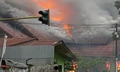 Kantor DPRD Papua Barat dibakar massa aksi di Manokwari. (FOTO: NUSANTARANEWS.CO/Iswtimewa)