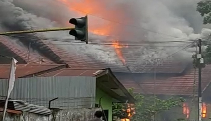 Kantor DPRD Papua Barat dibakar massa aksi di Manokwari. (FOTO: NUSANTARANEWS.CO/Iswtimewa)