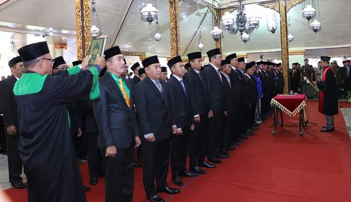 Pelantikan Anggota DPRD Sumenep Periode 2019-2024 di Pendopo Agung Karaton. (FOTO: NUSANTARNANEWS.CO/Mahdi)