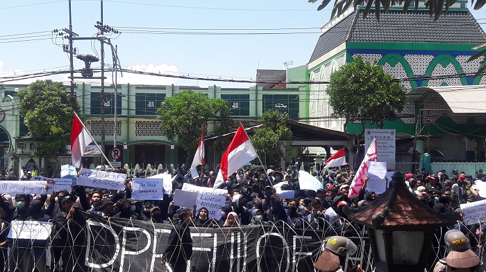 DPRD Jatim Tolak Sidang Rakyat Yang Digelar Mahasiswa #SurabayaMenggugat. (FOTO: NUSANTARANEWS.CO/Setya)
