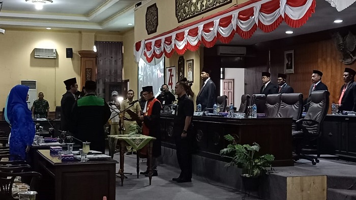 Pengambilan Sumpah Pimpinan DPRD Sumenep. (FOTO: NUSANTARANEWS.CO/Hanafi)