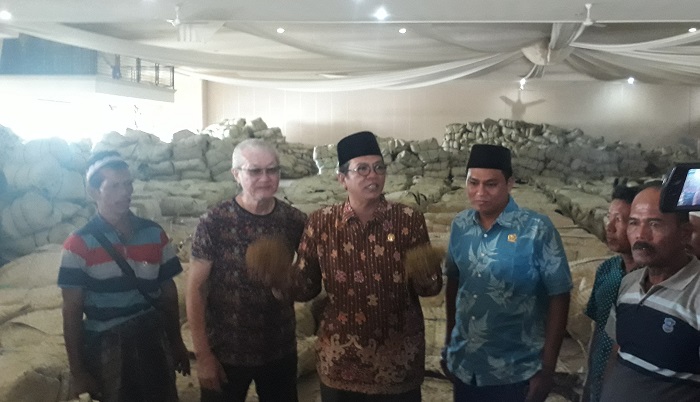 Petani Tembakau Curhat Saat Ketua DPRD Sumenep Sidak Gudang Pembelian. (FOTO: NUSANTARANEWS.CO/Mahdi)