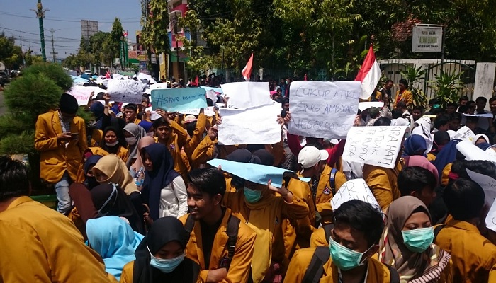 Ribuan mahasiswa sumenep turun jalan, Kamis (26/9/2019). (Foto: Danial Kafi/NUSANTARANEWS.CO)