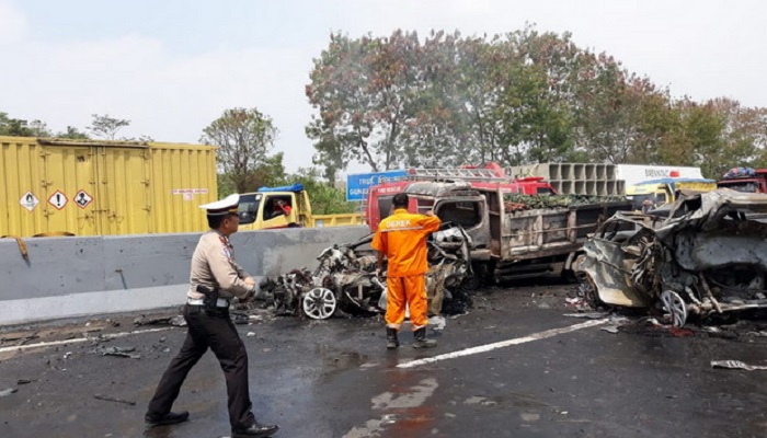 Maut di Tol Cipularang 9 orang tewas 8 luka-luka, 21 kendaraan terlibat tabrakan beruntun, Senin (2/9/2019) sekitar Jam 13.05 siang. (Foto: Fuljo P/NUSANTARANEWS.CO)
