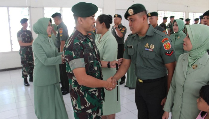 Komandan Resimenarmed 1/PY/2-Kostrad Kolonel Arm Didik Harmono memimpin langsung upacara kenaikan pangkat terhadap 19  prajurit terdiri dari 6 orang Bintara dan 12 orang Tamtama. (Foto: Istimewa)