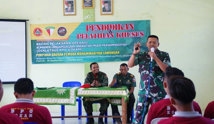 Dandim Lamongan, Letkol Inf Sidik Wiyono memberikan pembekalan wawasan kebangsaan ke seluruh Pemuda Muhammadiyah di wilayah teritorialnya. (FOTO: NUSANTARANEWS.CO)