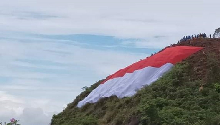 Bendera Merah Putih Raksasa Membentang di Perbatasan RI-Malaysia
