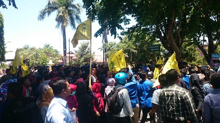 Gelar Aksi Solidaritas, PMII Sumenep Tuntut Polisi Usut Tuntas Kematian Randy. (FOTO: NUSANTARANEWS.CO/Mahdi)