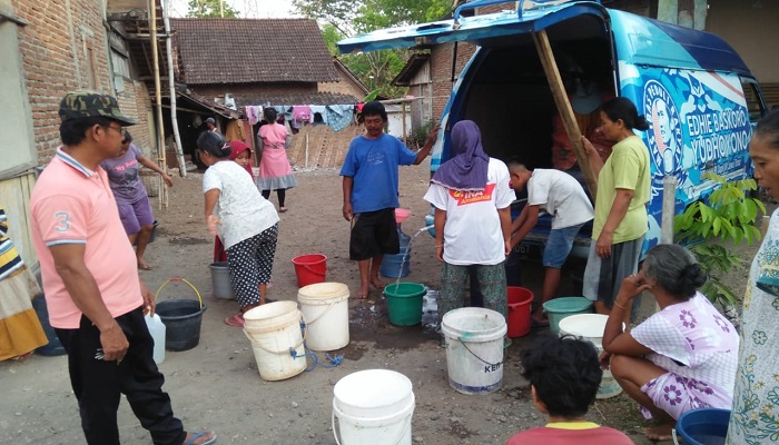 Relawan Ibas Ngawi kirim air bersih gunakan Odong-odong. (Foto: Muh Nurcholis/NUSANTARANEWS.CO)