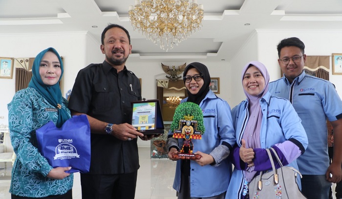 Bupati Ponorogo Saat Menerima Kunjujungan Mahasiswa Dari Malaysia. (Foto Nurcholis/NUSANTARANEWS.CO)