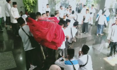 Para Santri Membopong Gulungam Bendera Merah Putih Saat Acara Parade Hari Santri 2019 di Arena CFD Thamrin Jakarta Pusat. (Foto: Romadhon/NUSANTARANEWS.CO)