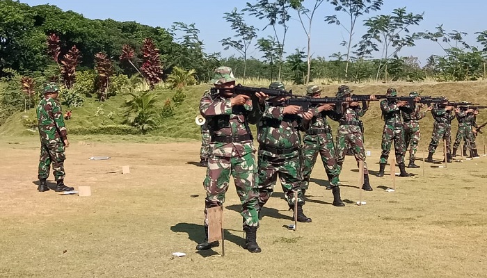 Prajurit Menarmed 1/PY/2-Kostrad gelar latihan menembak senjata ringan. (Foto: Istimewa)