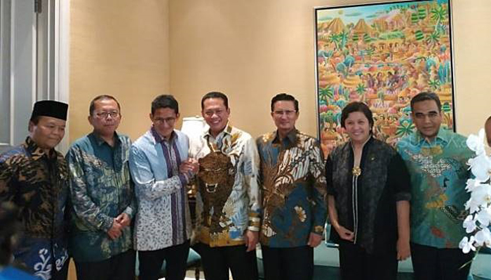 Ketua MPR Bambang Soesatyo Bersama Rombongan Kirim Surat Undangan Untuk Pelantikan Presiden dan Wakil Presiden ke Kediaman Sandiaga Uno. (Foto Linetoday)