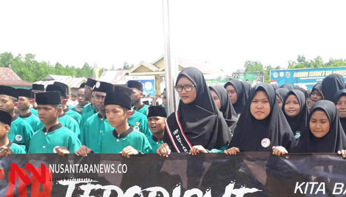 Mars Syubanul Wathon Menggema di Perbatasan RI-Malaysia Saat Upacara Peringatan Hari Santri Nasional 2019 yang berlangsung di Sebatik. (Foto: Eddy Santri/NUSANTARANEWS.CO)