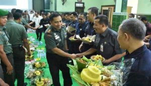 Masih Suasana HUT TNI ke-74, Bupati Madiun Bawakan 18 Buah Tumpeng