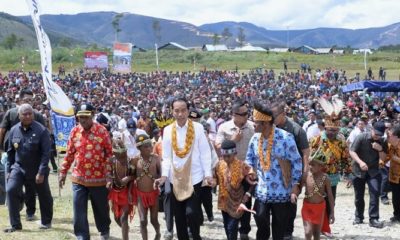 Presiden Joko Widodo dan Ibu Negara Iriana Joko Widodo mengawali hari kedua kunjungan kerjanya di Provinsi Papua dan Papua Barat dengan bertolak menuju Kabupaten Pegunungan Arfak.