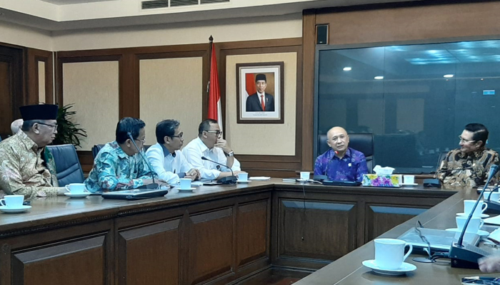 Wakil Syuriah NU Jabar KH Abun Bunyamin Temui Menteri Koperasi dan UKM Teten Masduki. (Foto Dok. NUSANTARANEWS.CO)