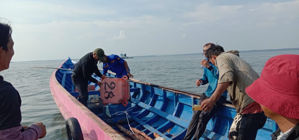 Plt Kadis Perhubungan Kabupaten Nunukan Robby Nahak Serang saat memimpin giat pemasangan pelampung di perairan Nunukan.