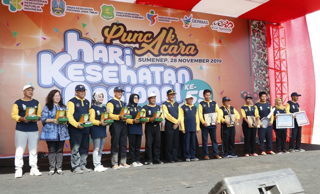 Puncak peringatan hari kesehatan nasional (HKN) ke 55 Provinsi Jawa Timur dilaksanakan di Pantai Lombang Kecamatan Batang batang Kabupaten Sumenep Madura Jawa Timur