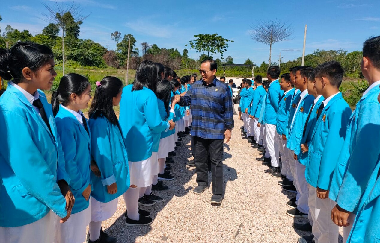 Anggota MPR RI Marthin Billa disambut siswa - siswi SMTKA Sajau, Bulungan, Kalimantan Utara
