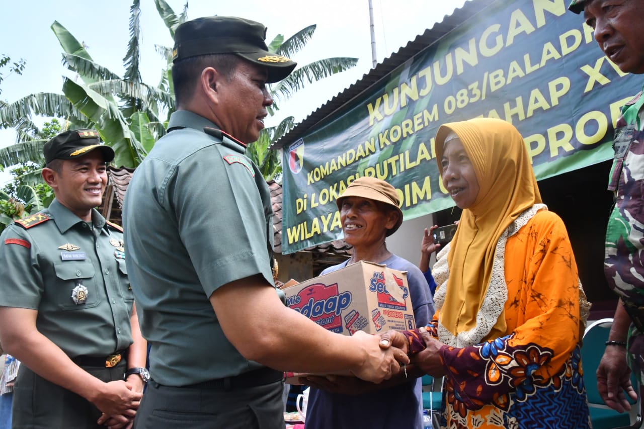 Danrem 083/Baladhika Jaya, Kolonel Inf Zainuddin ketika meninjau berlangsungnya perkembangan program Rutilahu di Kabupaten Probolinggo, Jawa Timur. Jumat, 06 Desember 2019.