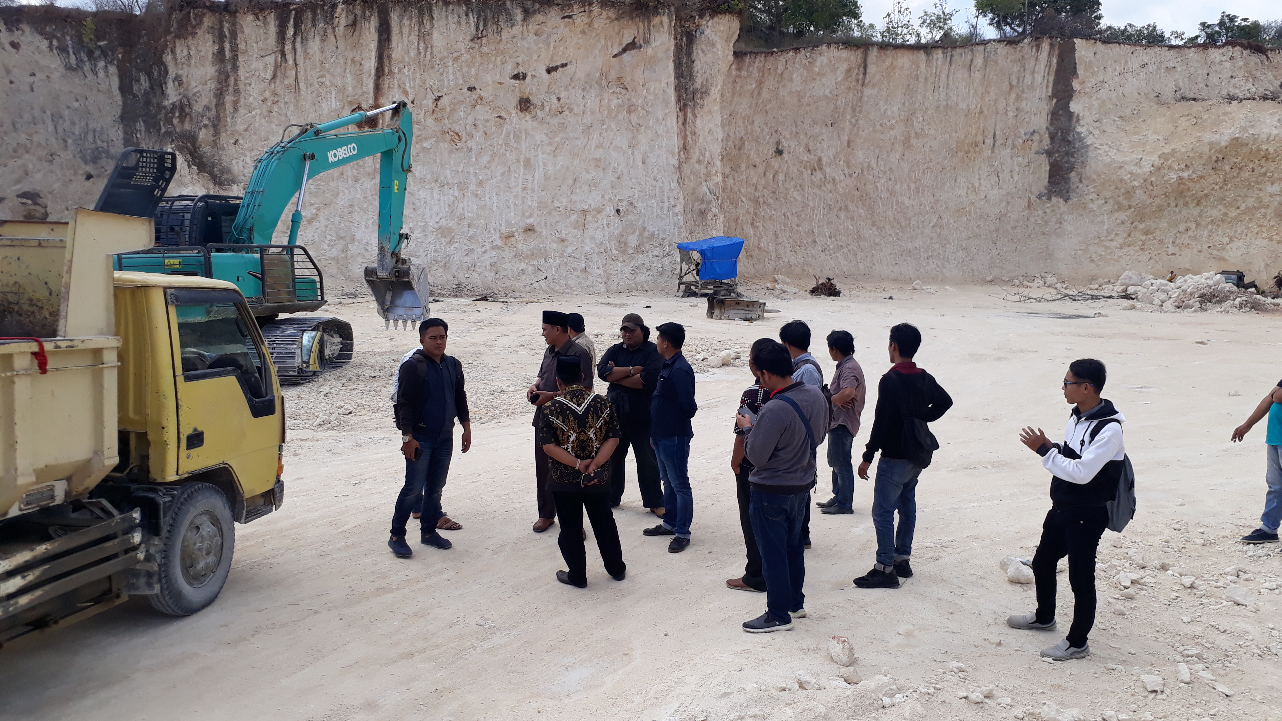 Rombongan Komisi III DPRD Sumenep bersama mahasiswa saat di lokasi galian C di Desa Torbang Kecamatan Batuan