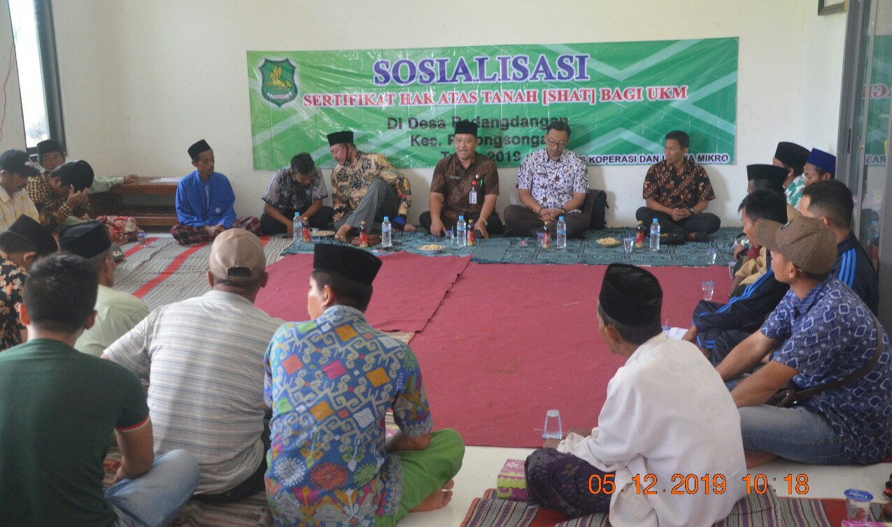 Petugas Dinas Koperasi dan Usaha Mikro Kabupaten Sumenep saat memberikan sosialisasi sertifikat hak tanah di Balai Desa Padangdangan Kecamatan Pasongsongan 