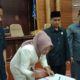 Ketua DPRD Nunukan Rachma Leppa Hafid didampingi Wakil Ketua DPRD Nunukan Irwan Sabri dan Burhanuddin serta Sekretaris Daerah Nunukan Servianus, menandatangani APBD 2020