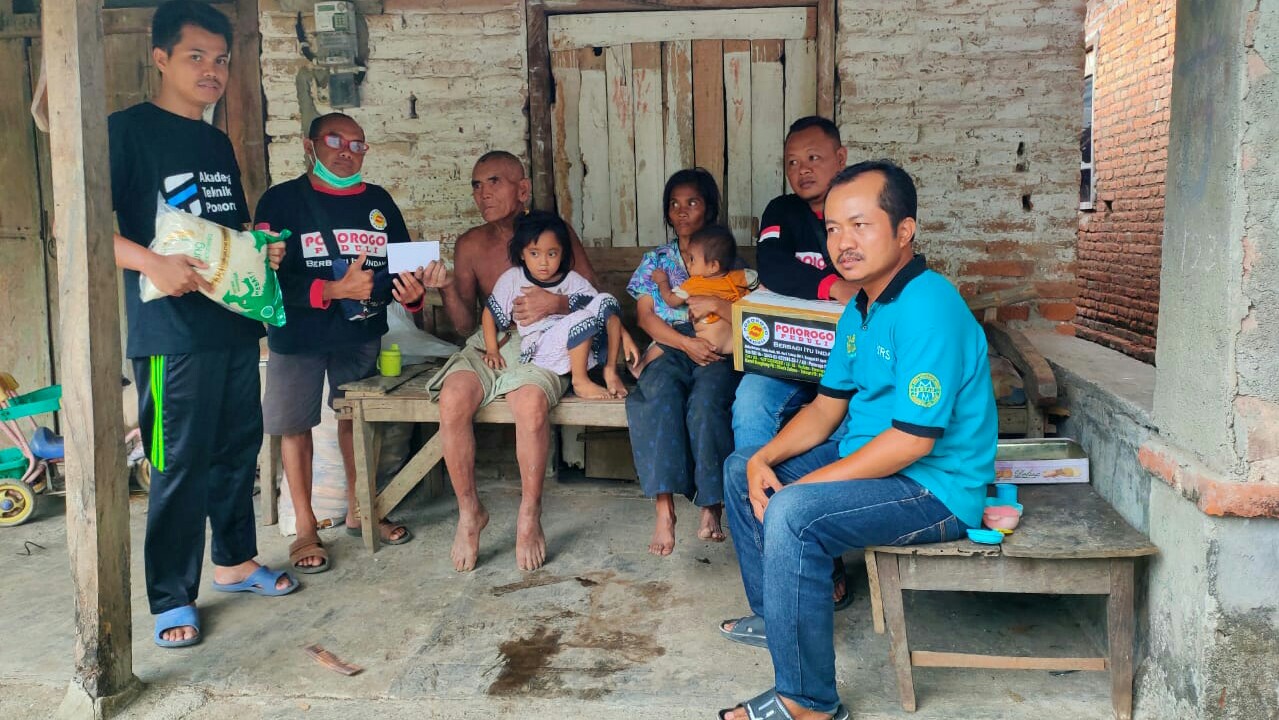 Ponorogo Peduli menyerahkan bantuan bagi korban angin buting beliung Desa Bancar