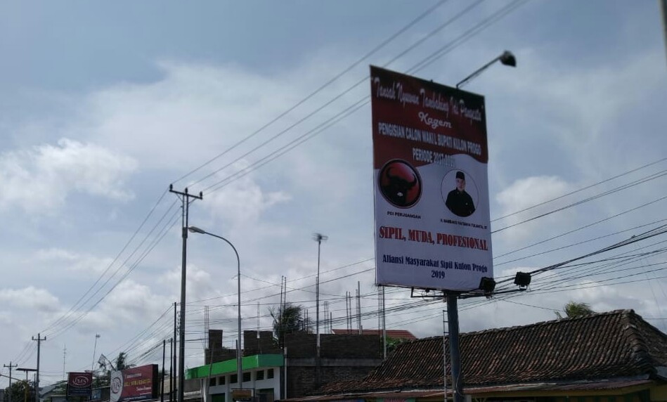 Sebuah billboard calon wakil bupati Kulon Progo berukuran besar terpampang gagah di Simpang Lima Karangnongko Wates pada Selasa (10/12/2019).
