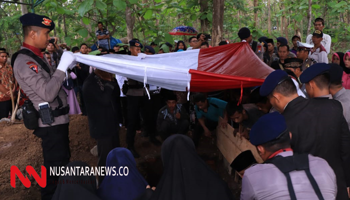 Satu Anggota Brimob Tewas Tersambar Petir Warga Ponorogo Berduka. (Foto: NUSANTARANEWS.CO/Nurcholis)