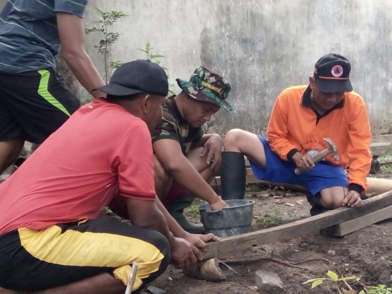 pembuatan kandang unggas di Asrama Bosbow, Jalan Diponegoro Nomor 39 Kota Madiun, Jawa Timur, Minggu (5/1).